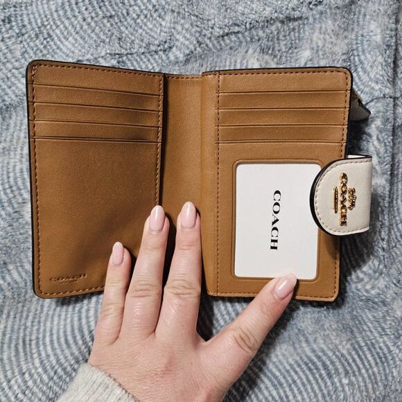 Coach Medium Corner Zip wallet with linear quilting in white nappa leather - Picture 3 of 6